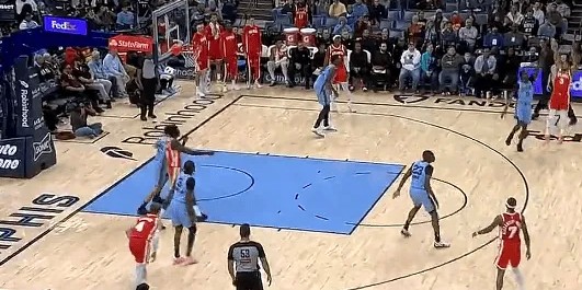 kaiyun-麦科勒姆超远干拔三分不中，老鹰首节31-32落后于灰熊