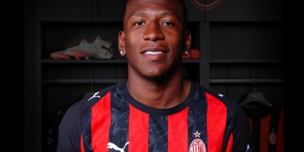 跟队记者：埃斯图皮尼安的身体状况良好，明天重新参与米兰合练